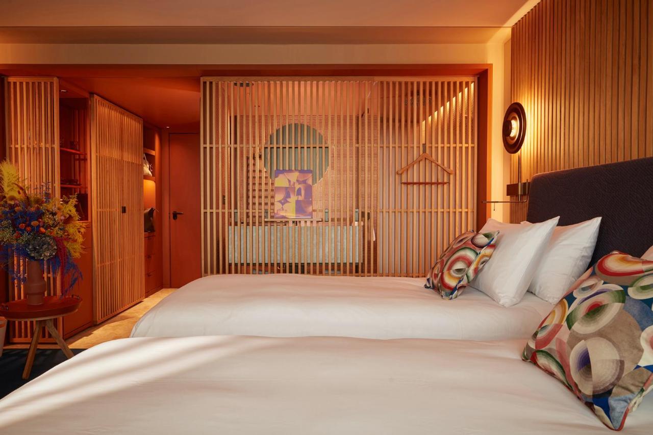 So/ Paris Hotel Exteriör bild A room at the hotel