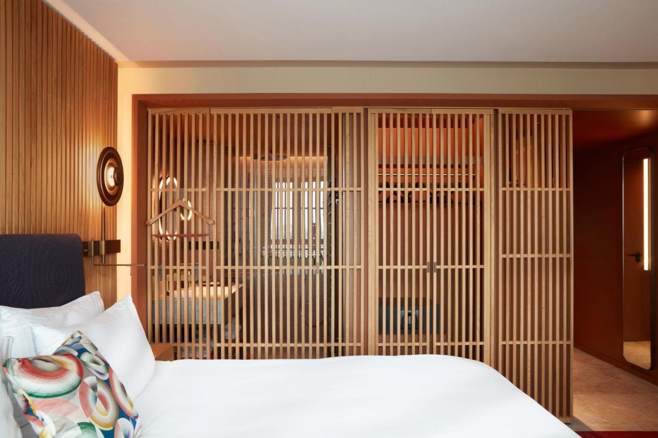 So/ Paris Hotel Exteriör bild A room at the hotel