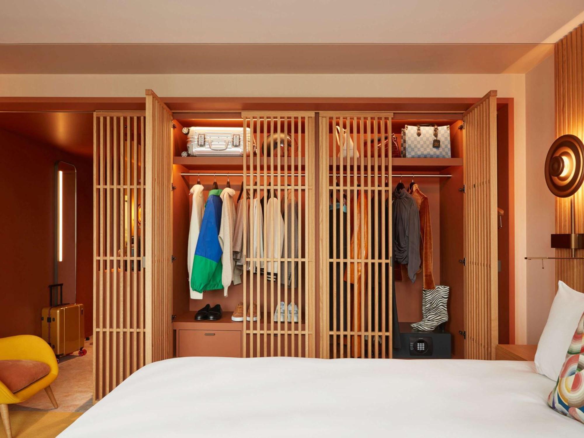 So/ Paris Hotel Exteriör bild A wardrobe