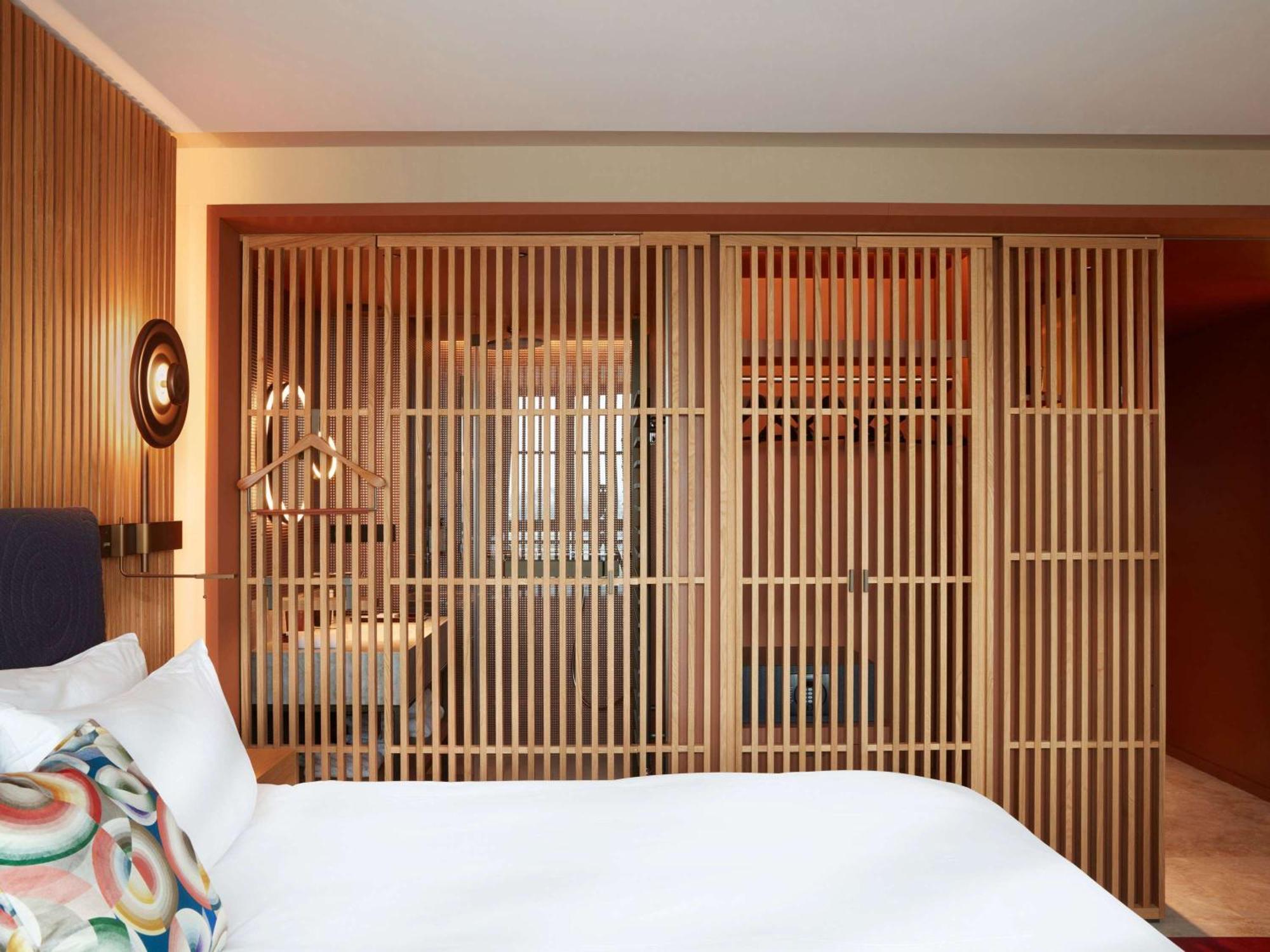 So/ Paris Hotel Exteriör bild A room at the hotel