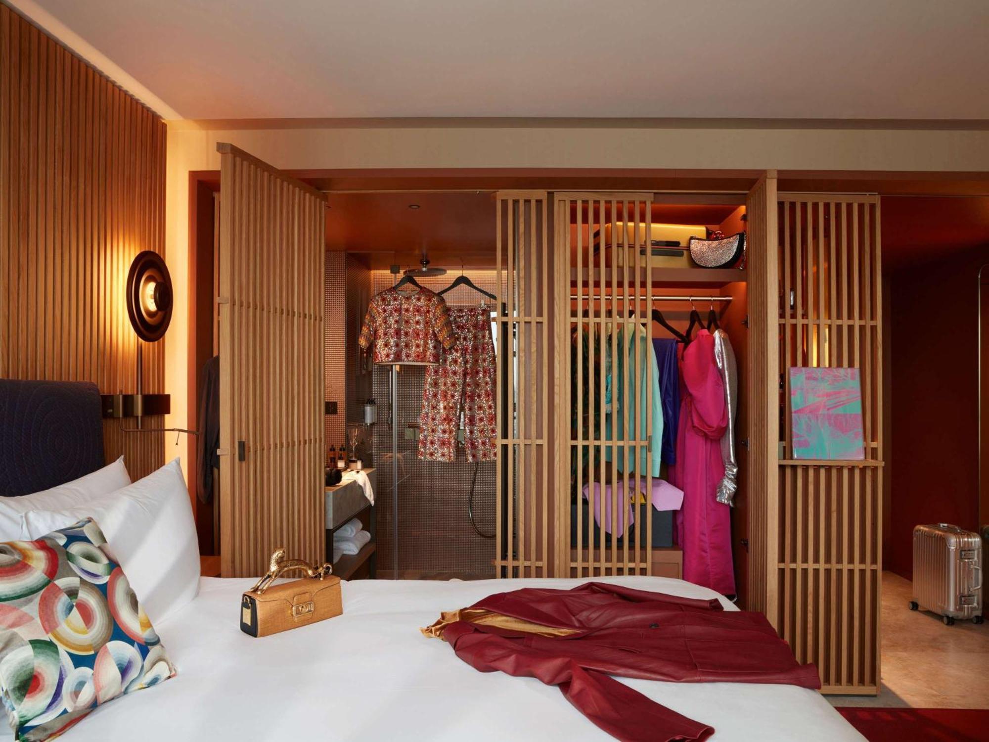So/ Paris Hotel Exteriör bild A room at the hotel