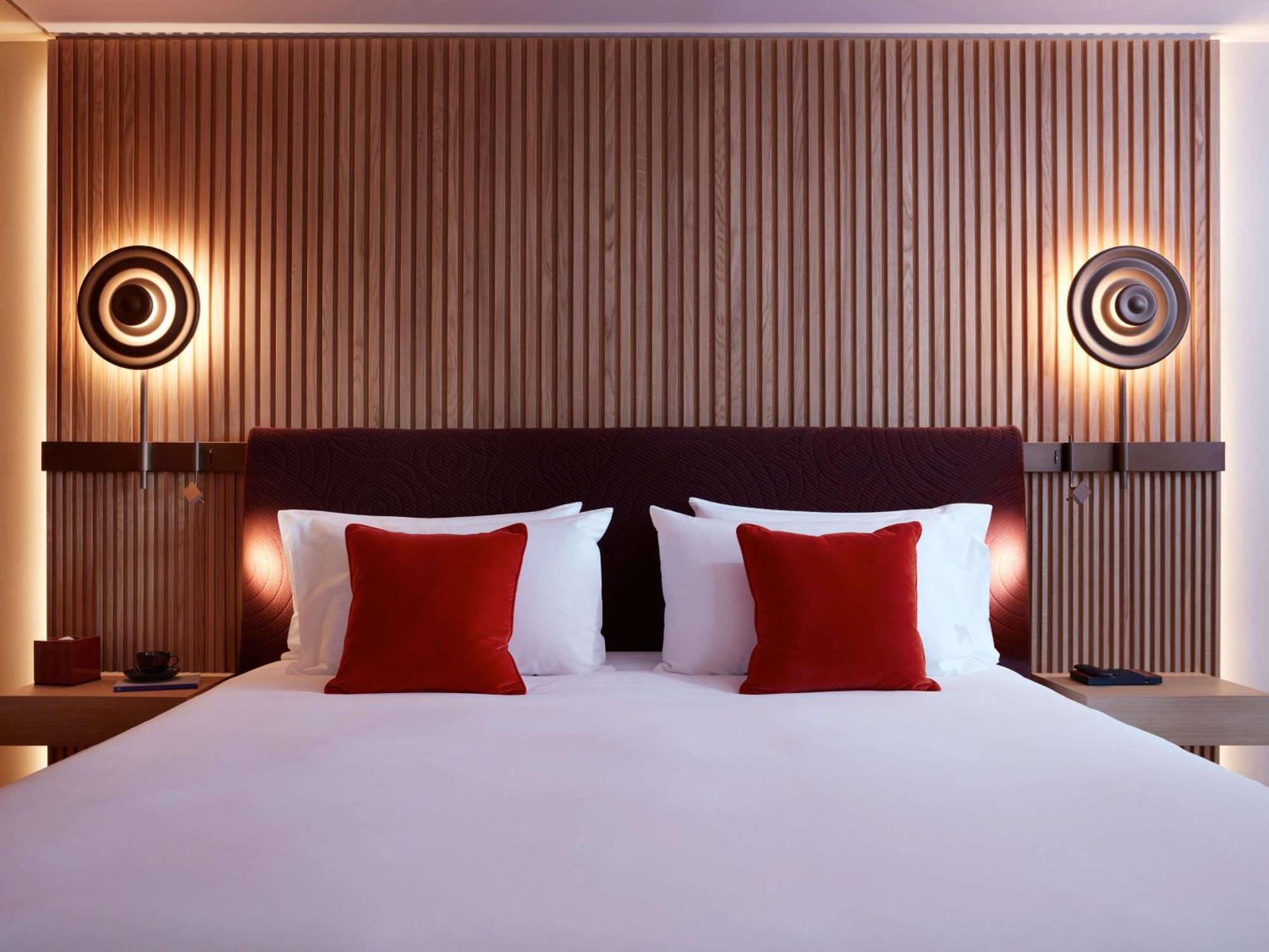 So/ Paris Hotel Exteriör bild A bedroom at the hotel