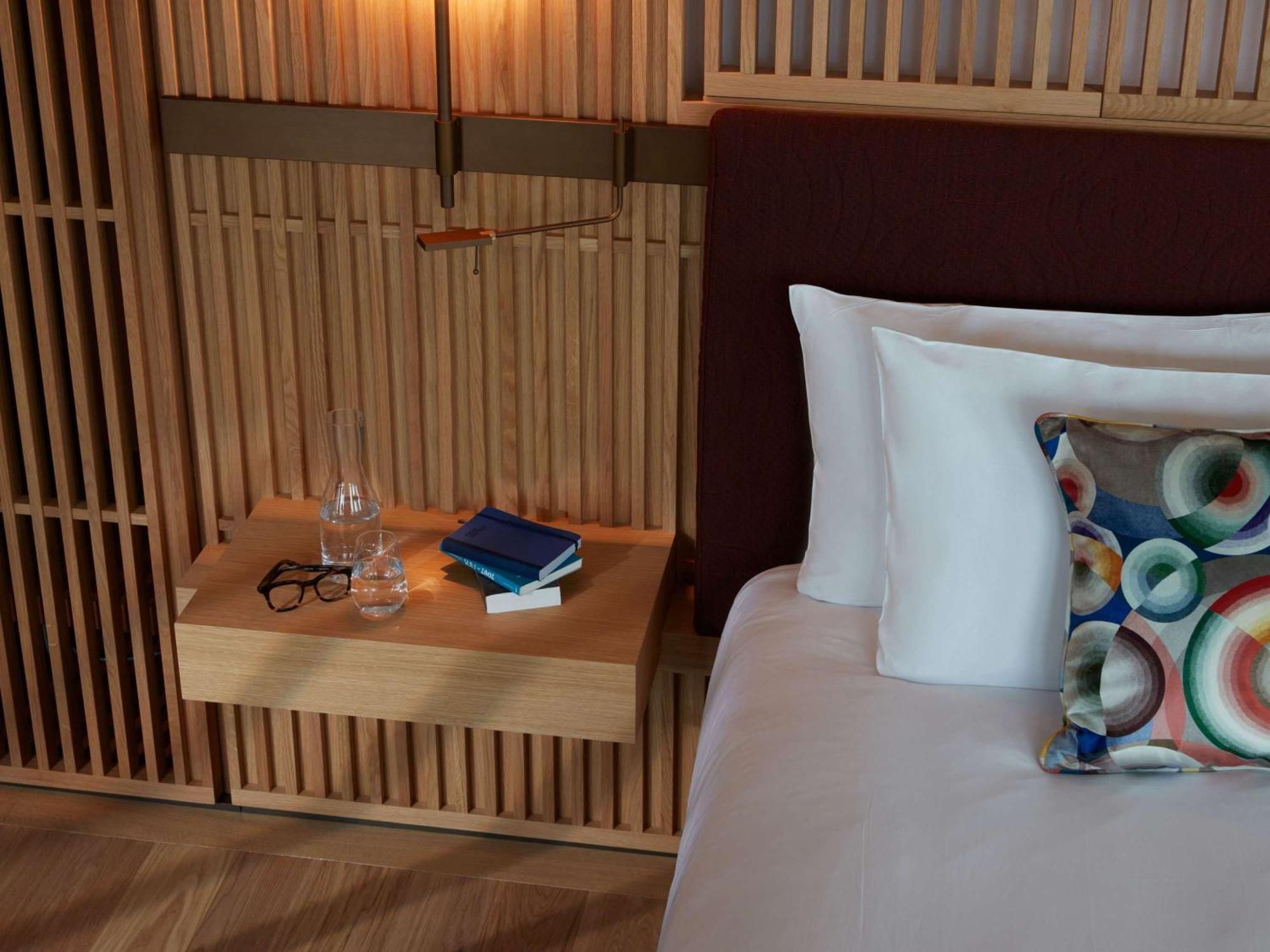 So/ Paris Hotel Exteriör bild A bedside table
