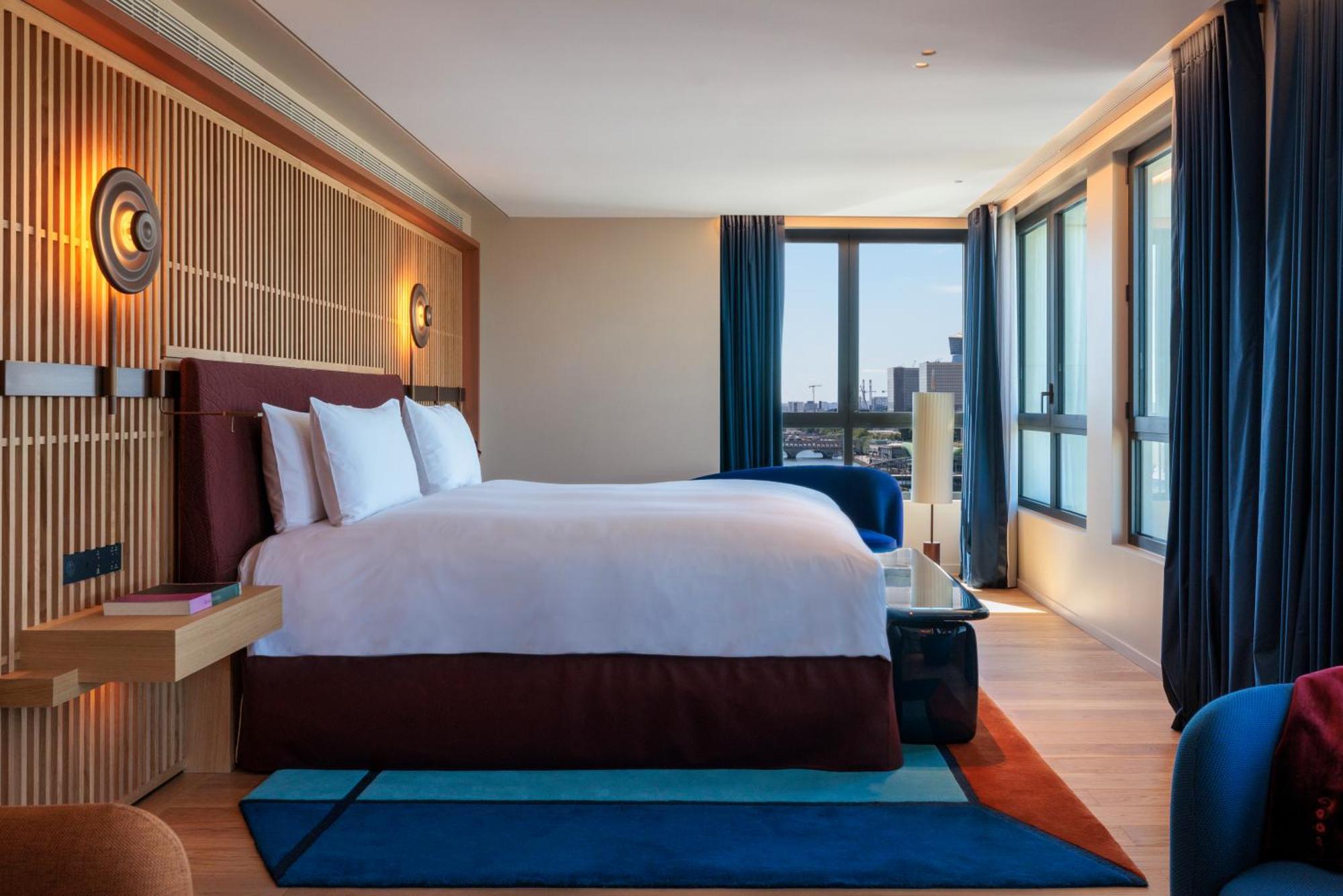 So/ Paris Hotel Exteriör bild A bedroom at the hotel