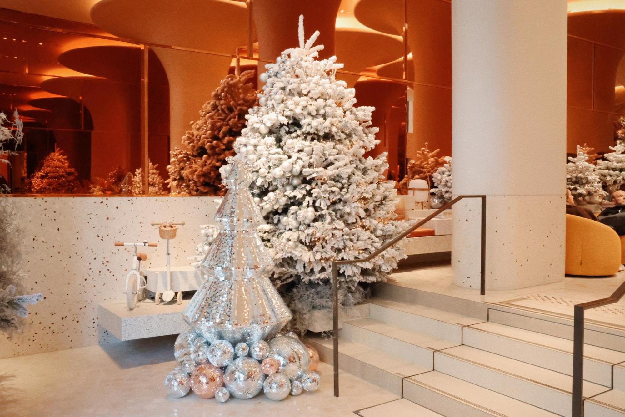 So/ Paris Hotel Exteriör bild Christmas tree at the Four Seasons Hotel, Hong Kong