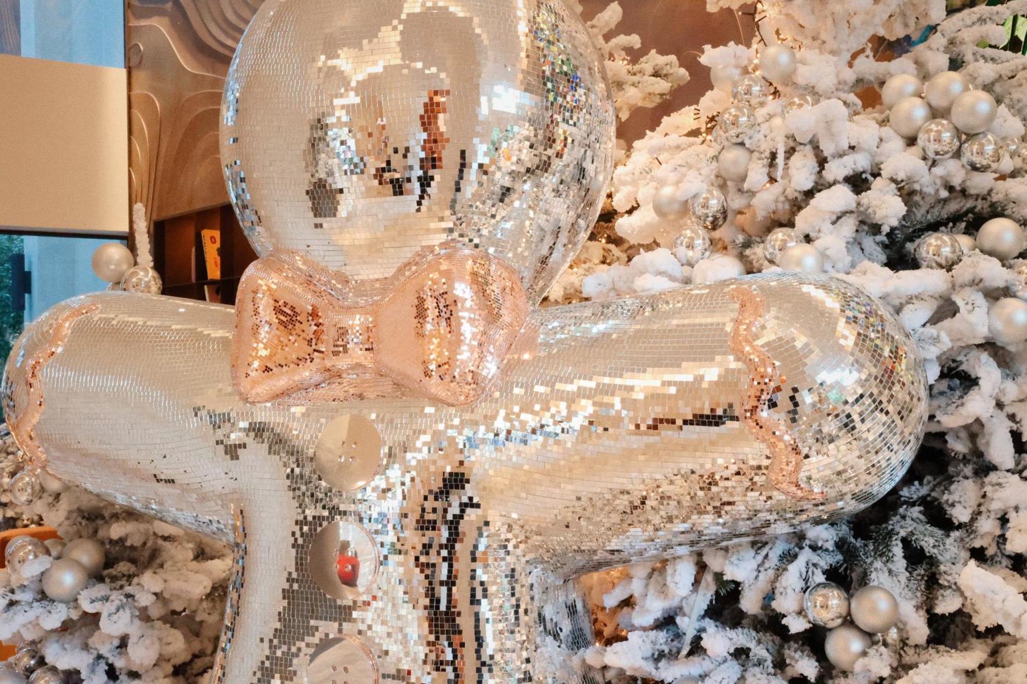 So/ Paris Hotel Exteriör bild A Christmas tree decorated with white and silver ornaments