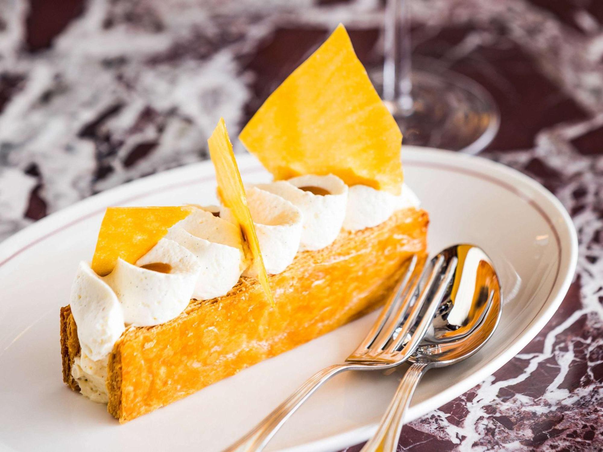 So/ Paris Hotel Exteriör bild A slice of mango float