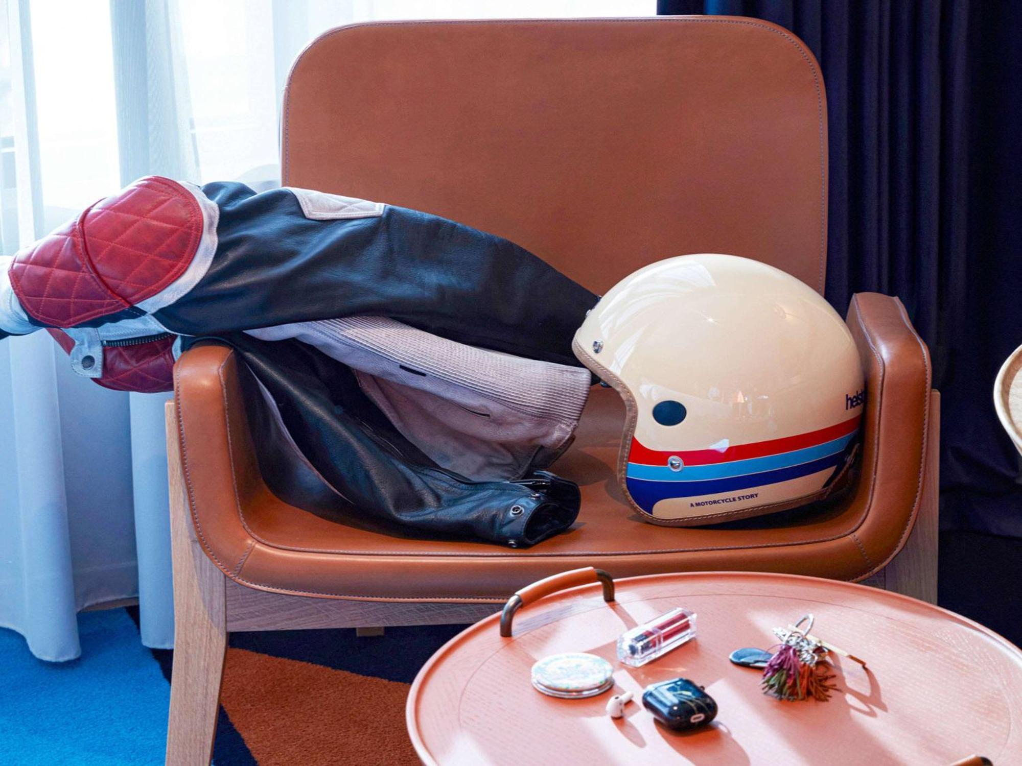 So/ Paris Hotel Exteriör bild A motorcycle helmet