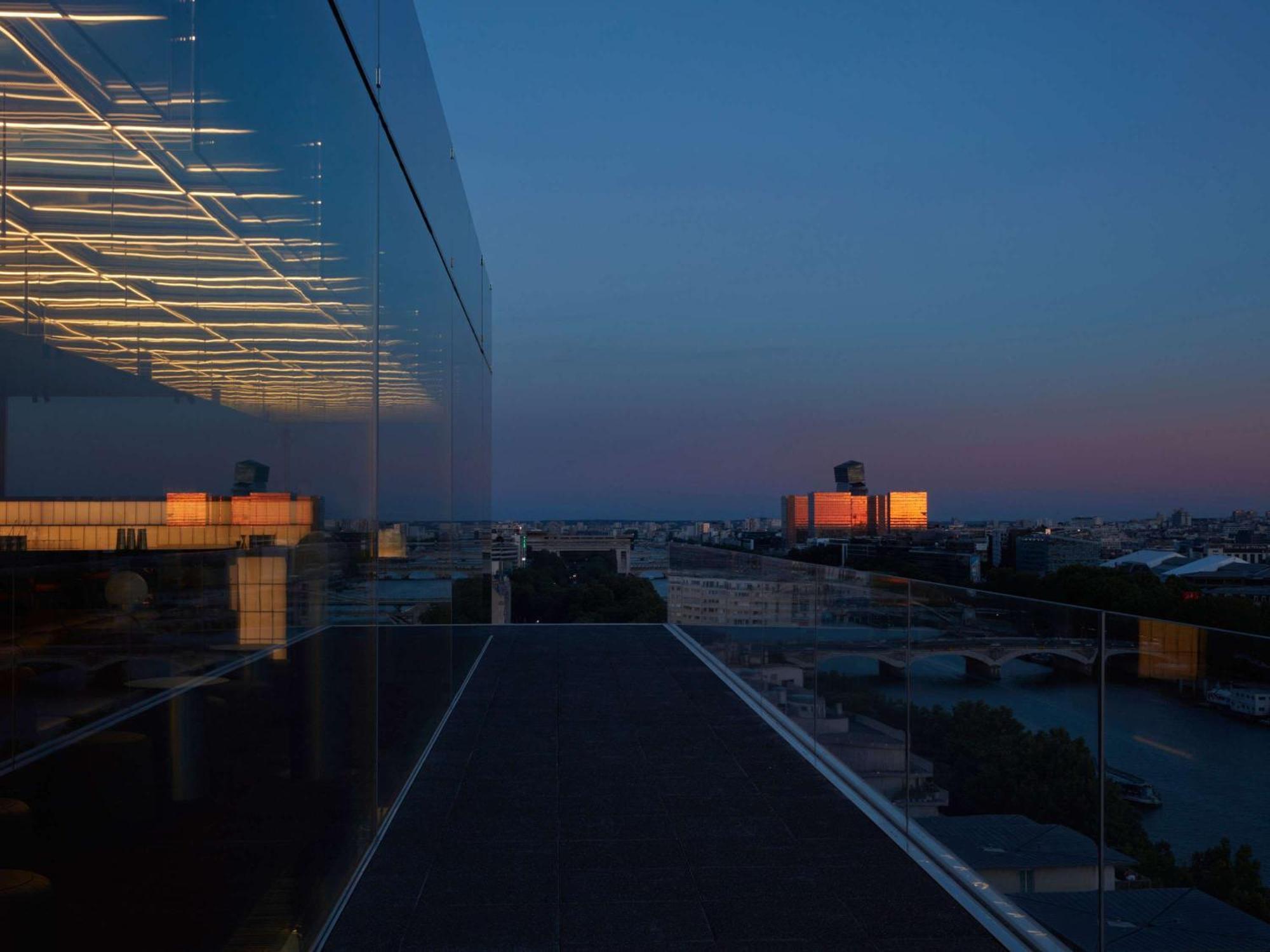 So/ Paris Hotel Exteriör bild View from the top of the building