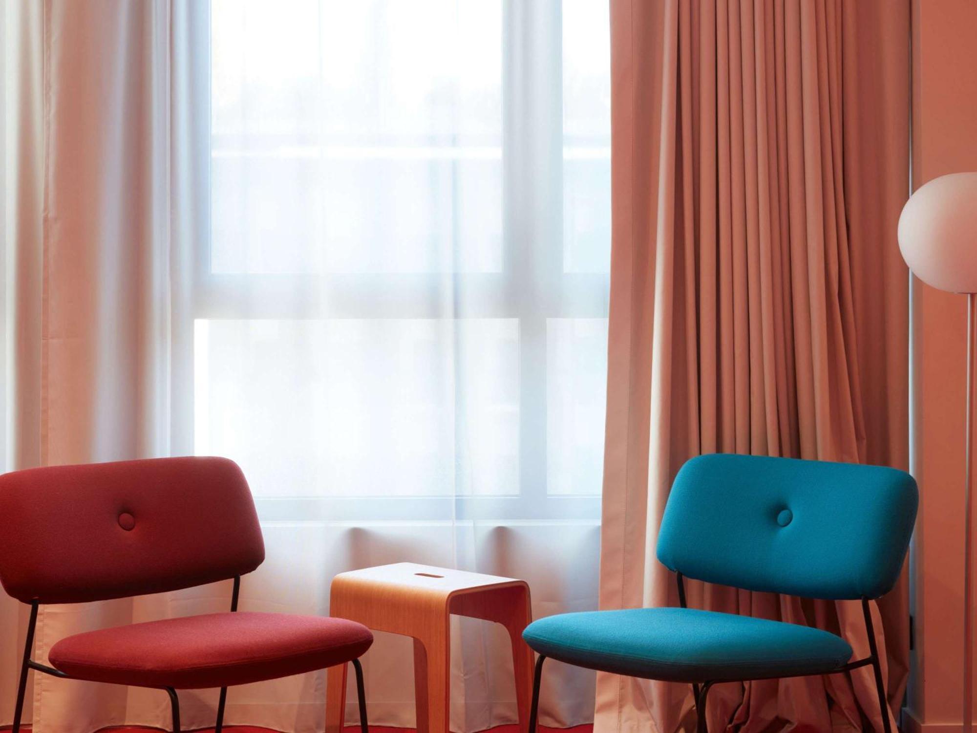 So/ Paris Hotel Exteriör bild The interior of a room at the hotel