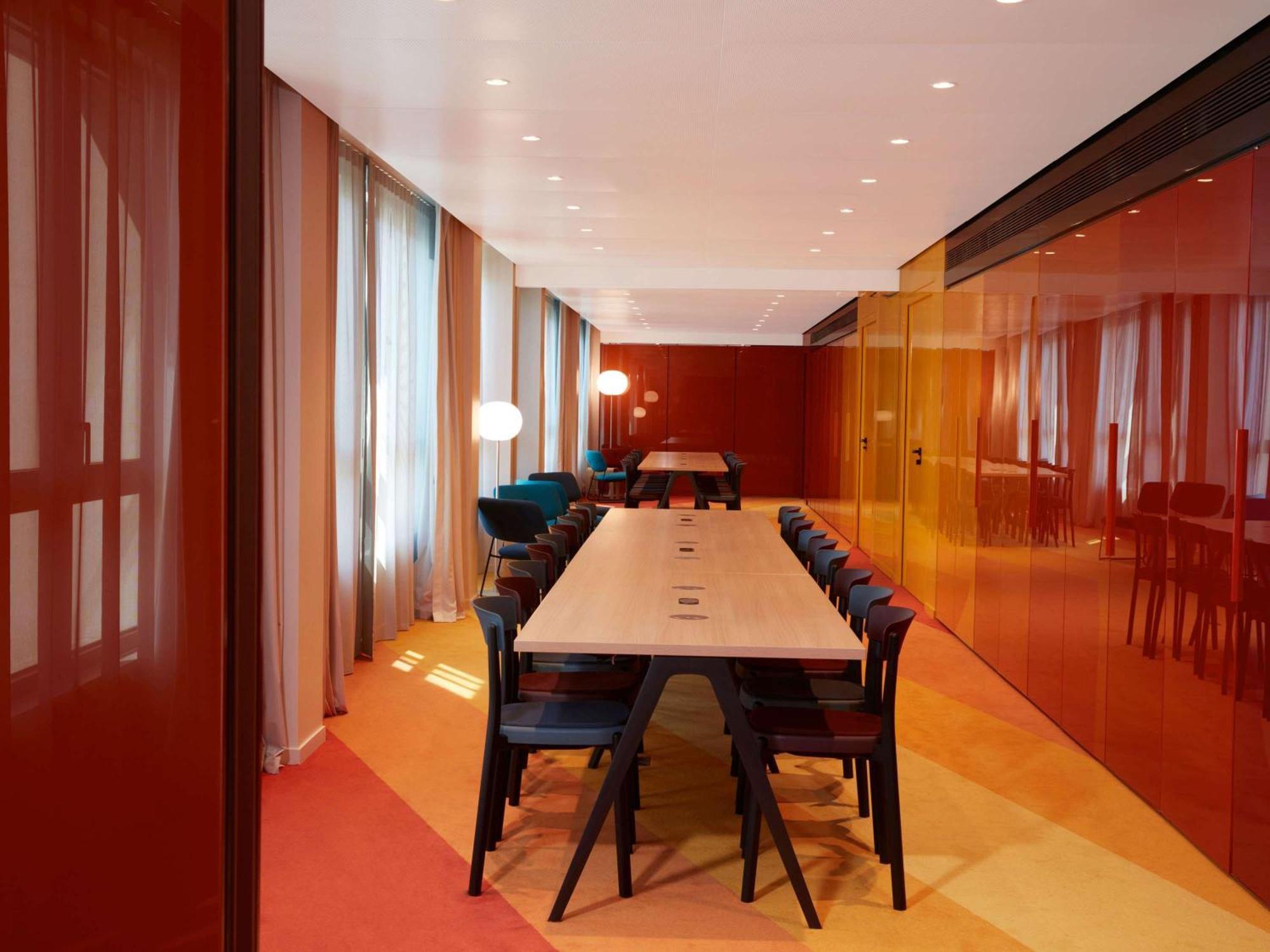 So/ Paris Hotel Exteriör bild The interior of the library