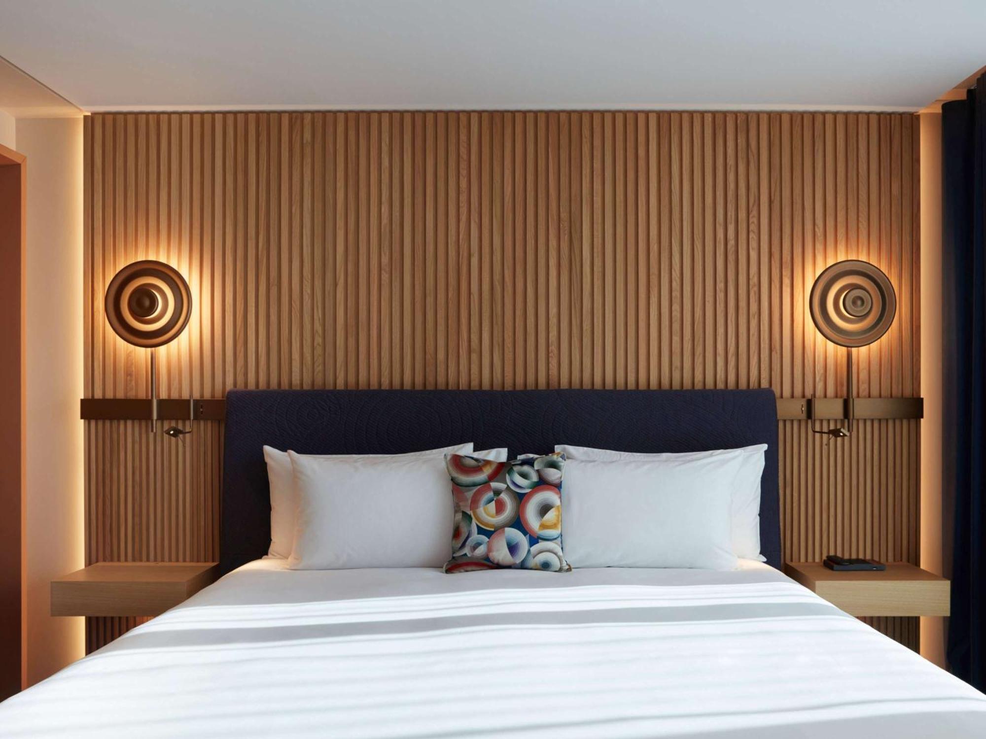 So/ Paris Hotel Exteriör bild A bedroom at the hotel